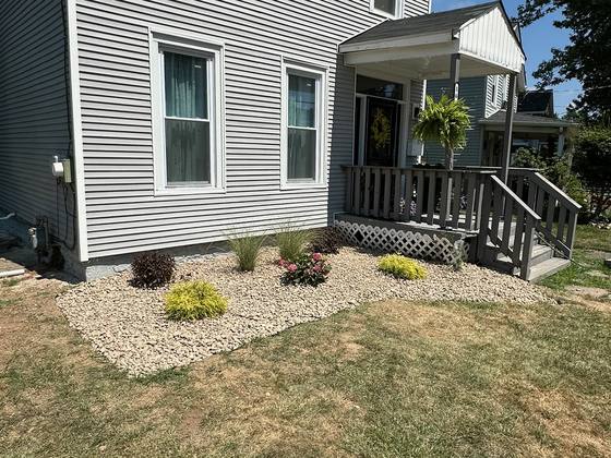 Stone landscape bed wrapping the side of a home in Clarence, NY